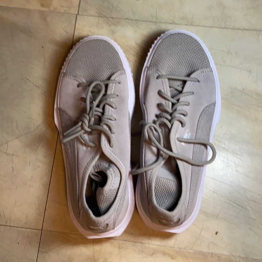 Great Puma sneakers worn once